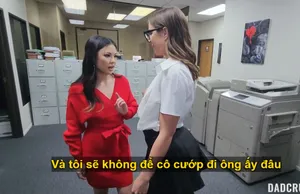 đứa cháu trai nghịch ngợm thường xuyên chui vô váy của “dì”