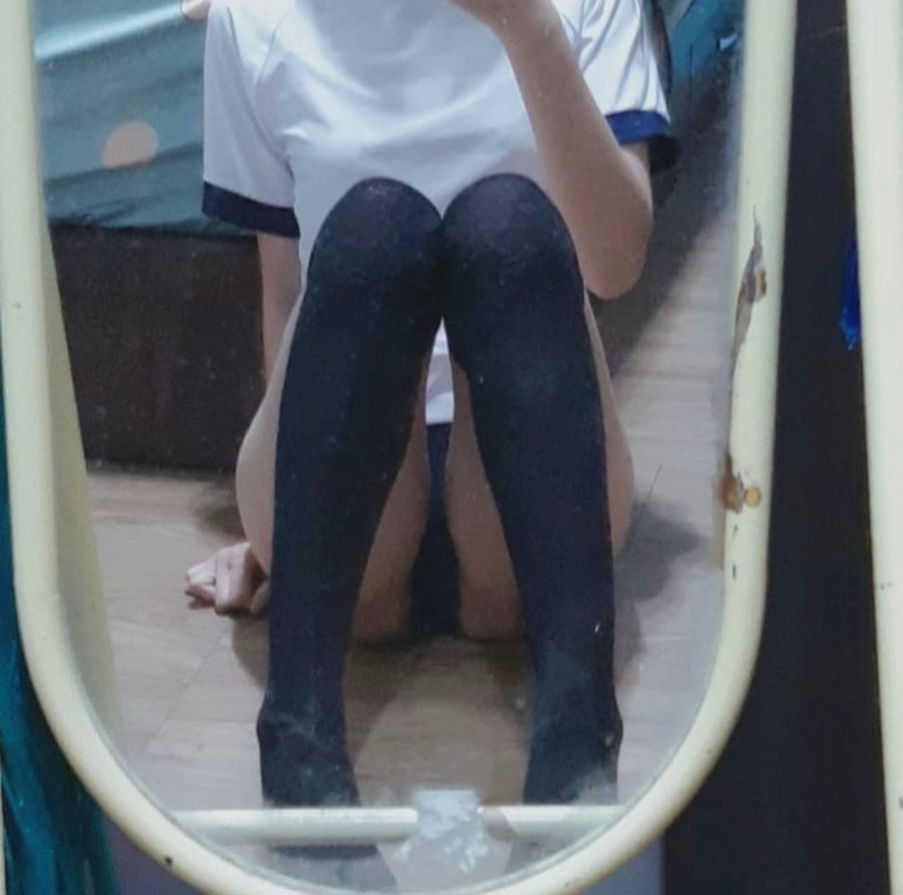 Con bé thèm quá kìa có anh nào giúp con bé không?