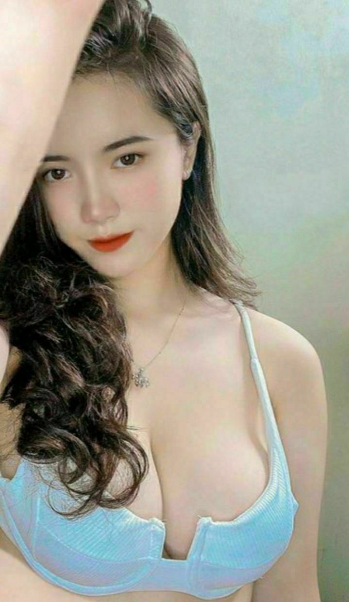 Bị tên sếp xấu tính bắn tinh đầy lồn khi đi công tác